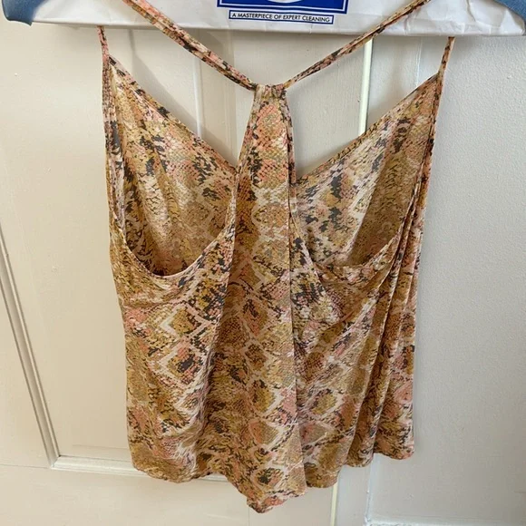 Pink sleeveless racerback blouse - Picture 3 of 3